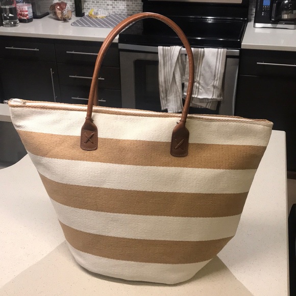 Handbags - Striped beach bag / tote. Lined with zipper